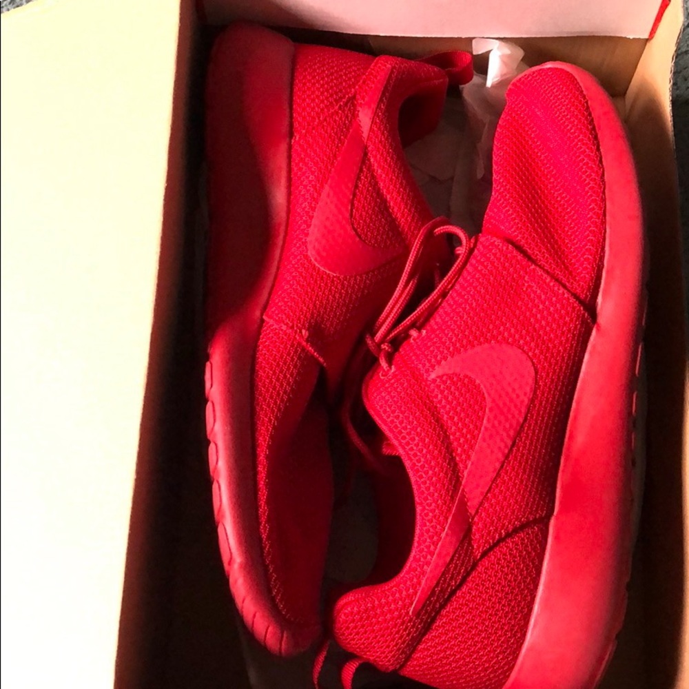 Red Nike Roshe